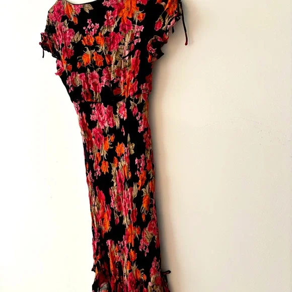 NWOT floral rayon crinkle midi dress red floral rose asymmetrical flouncy Vneck - Picture 2 of 8